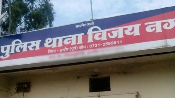 indore-asics-store-manager-10-lakh-fraud-vijay-nagar-bihar-police